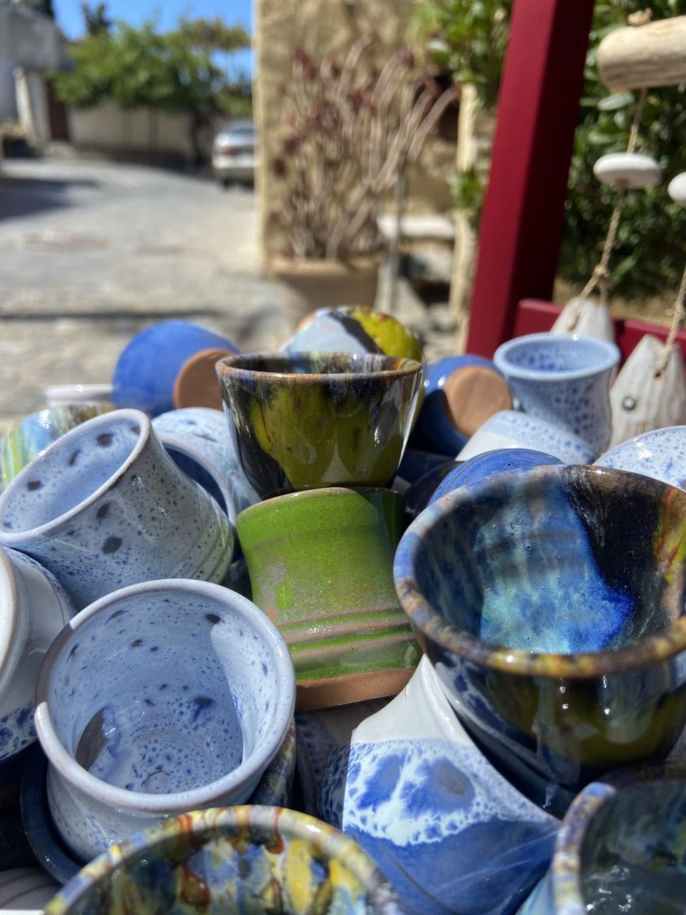 Becher in Blau und Grün