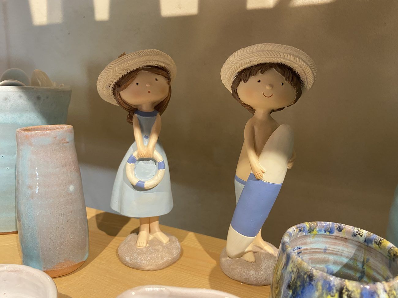 Zwei Keramikfiguren mit Hut