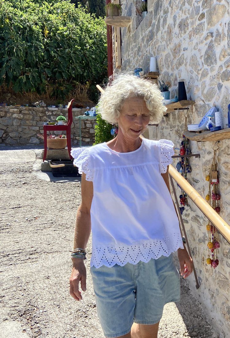 Helena vor ihrem Laden