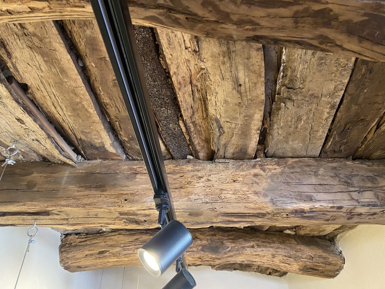 Alte Holzbalken unter der Decke