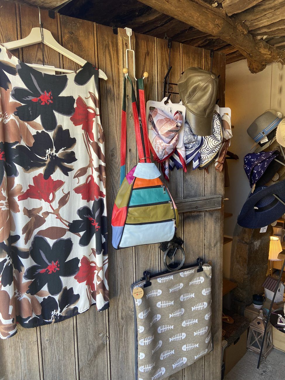 Tücher, Taschen und Hüte